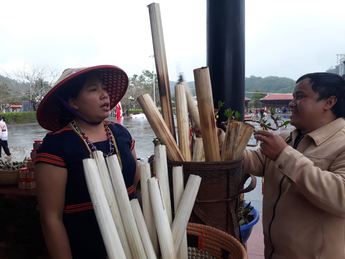 A'vị hor ty chr'nắp âng Cơ Tu bơơn bấc ta mooi pấh lêy câl cha.
Cơm lam truyền thống Cơ Tu được nhiều du khách ghé mua.