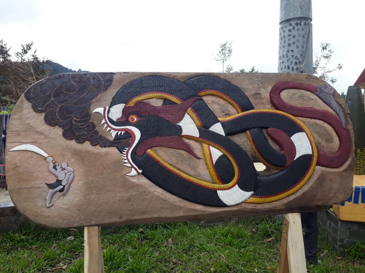 Tượng bhi dưa phun óih lâng acoon tưi âng nghệ nhân Briu Pố cóh chr'val Lăng boọc bhrợ.
Tượng rồng phun lửa cùng chú cuội do nghệ nhân Briu Pố ở xã Lăng điêu khắc.