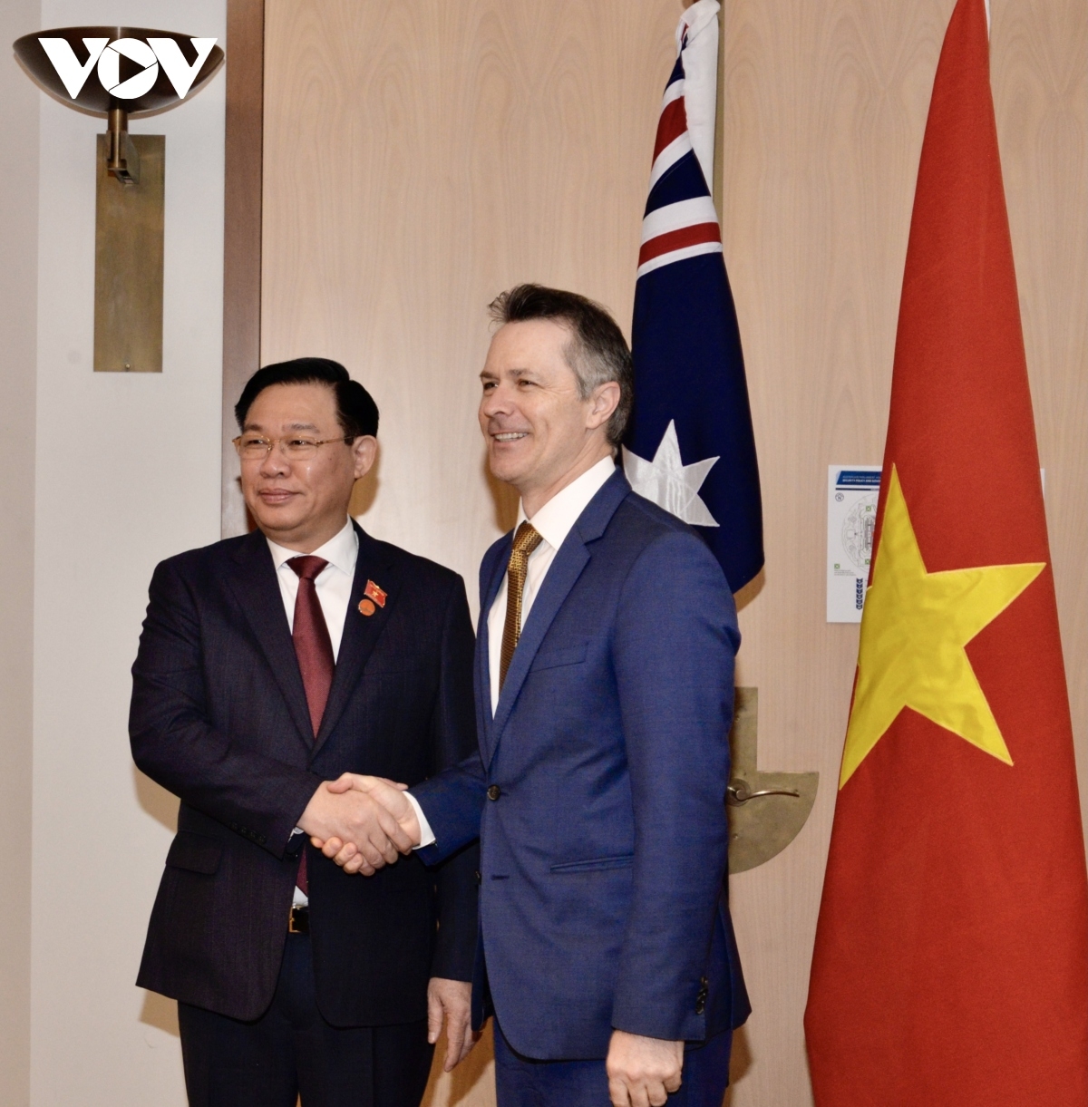 Củ tịc Quốk hội ồng Vương Đình Huệ mờ Ƀộ trưởng Ƀộ Giáo dụk lơgar Australia ồng Jason Clare