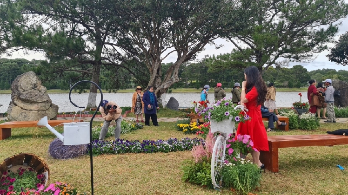 
Tơmoi truh phĭn rŭp tơ̆ minh anih pơrŏ pơkao Đà Lạt.