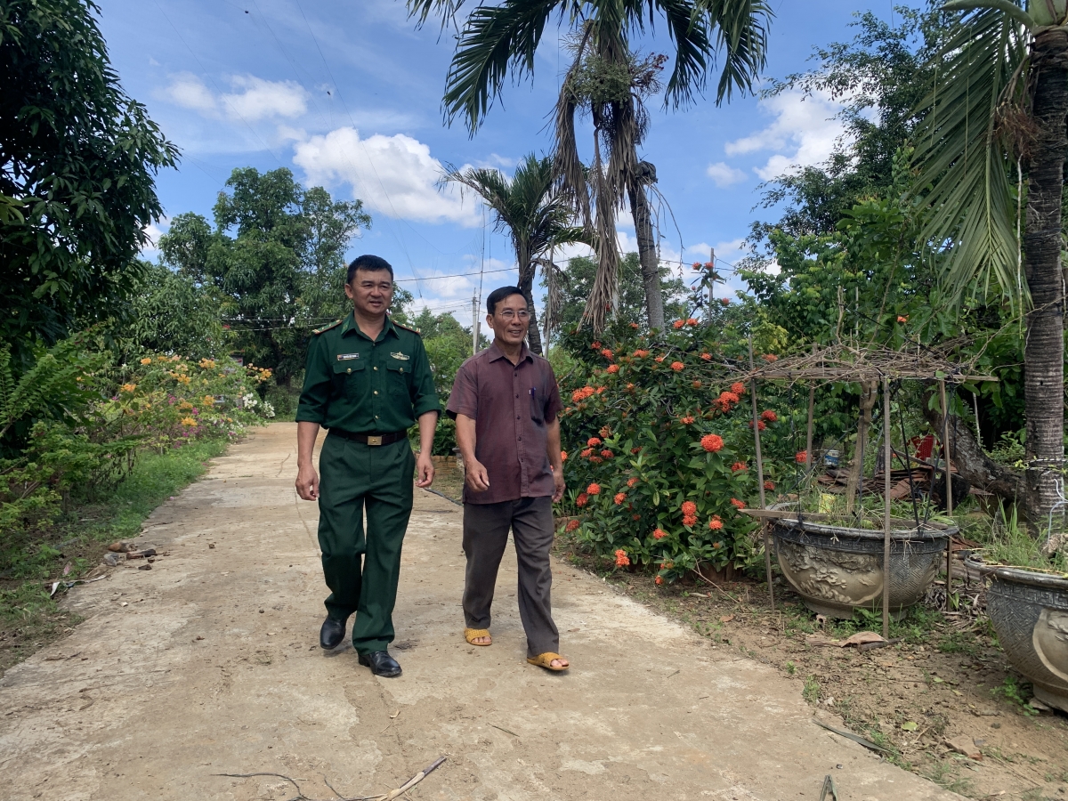 Pôs đồng ling sền gàr tiah nhàr lơgar Dăk Ruê sac rơwah ală kwang bàng, đảng viên geh broă jak, bồ tơngoh jak, gĭt loh ală tiah dong lơh broă tàm xã Ea Bung mờ tus bal pơrjum ală Ci ƀộ thôn