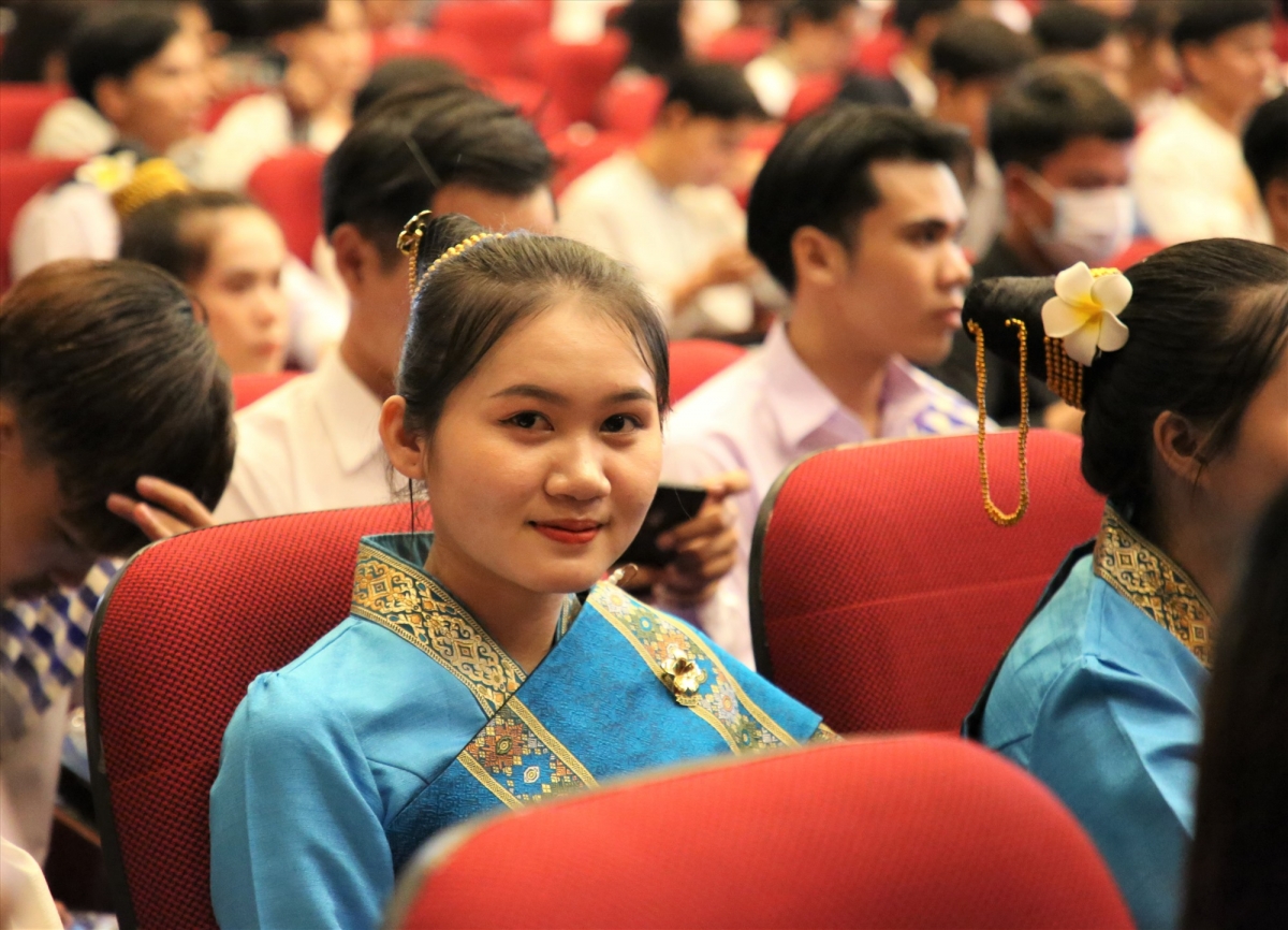Một nữ sinh Lào tham dự gặp mặt với trang phục truyền thống. Ảnh: A.N. Báo Quảng Nam