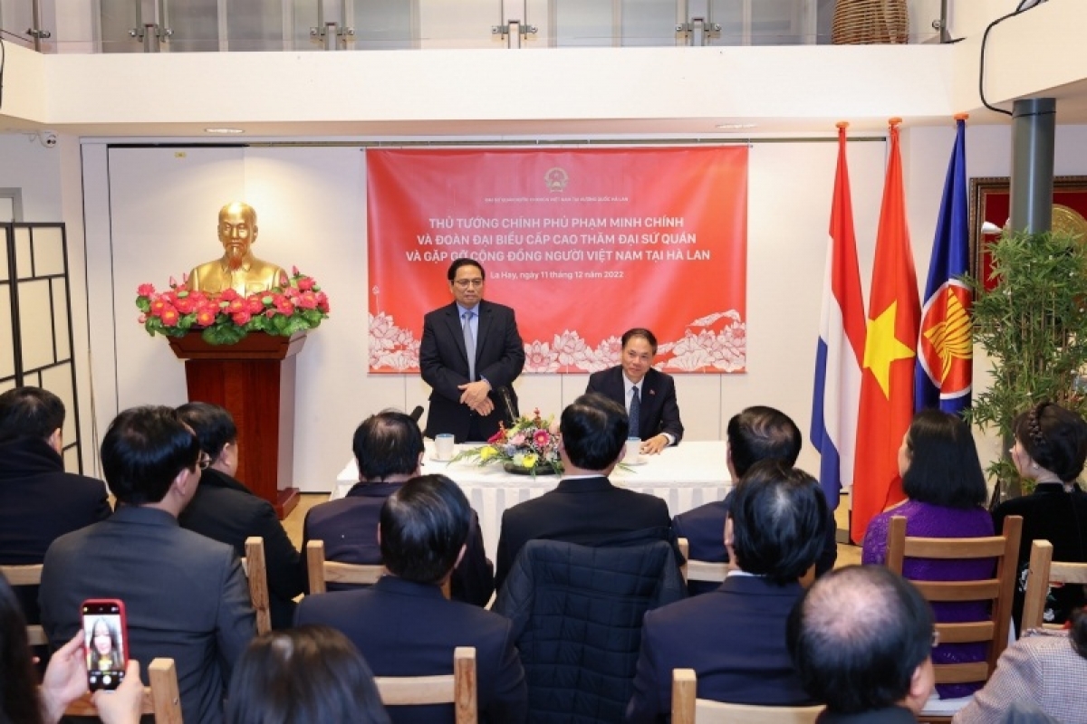 
Thủ tướng Phạm Minh Chính tơƀơ̆p pơma dơnuh hăm kon pơlei Việt Nam tơ̆ Hà Lan