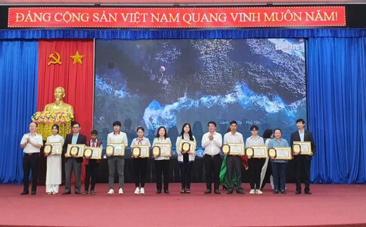 
Pôk tơmam hơpăh ăn rim bơngai gơ̆h hơgei hlŏh lơ̆m ‘măng pơlong.