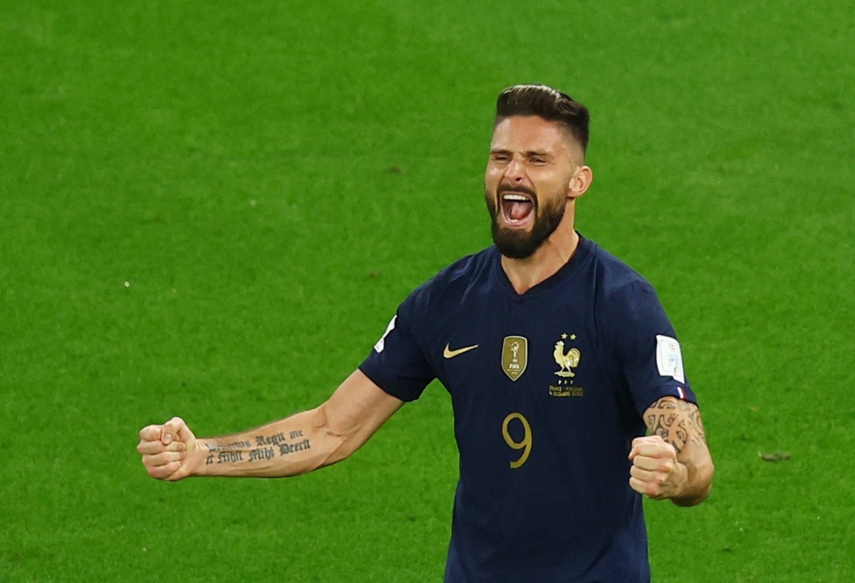 Giroud đá t’moọt ooy gôn Ba Lan đhị phút 44

 