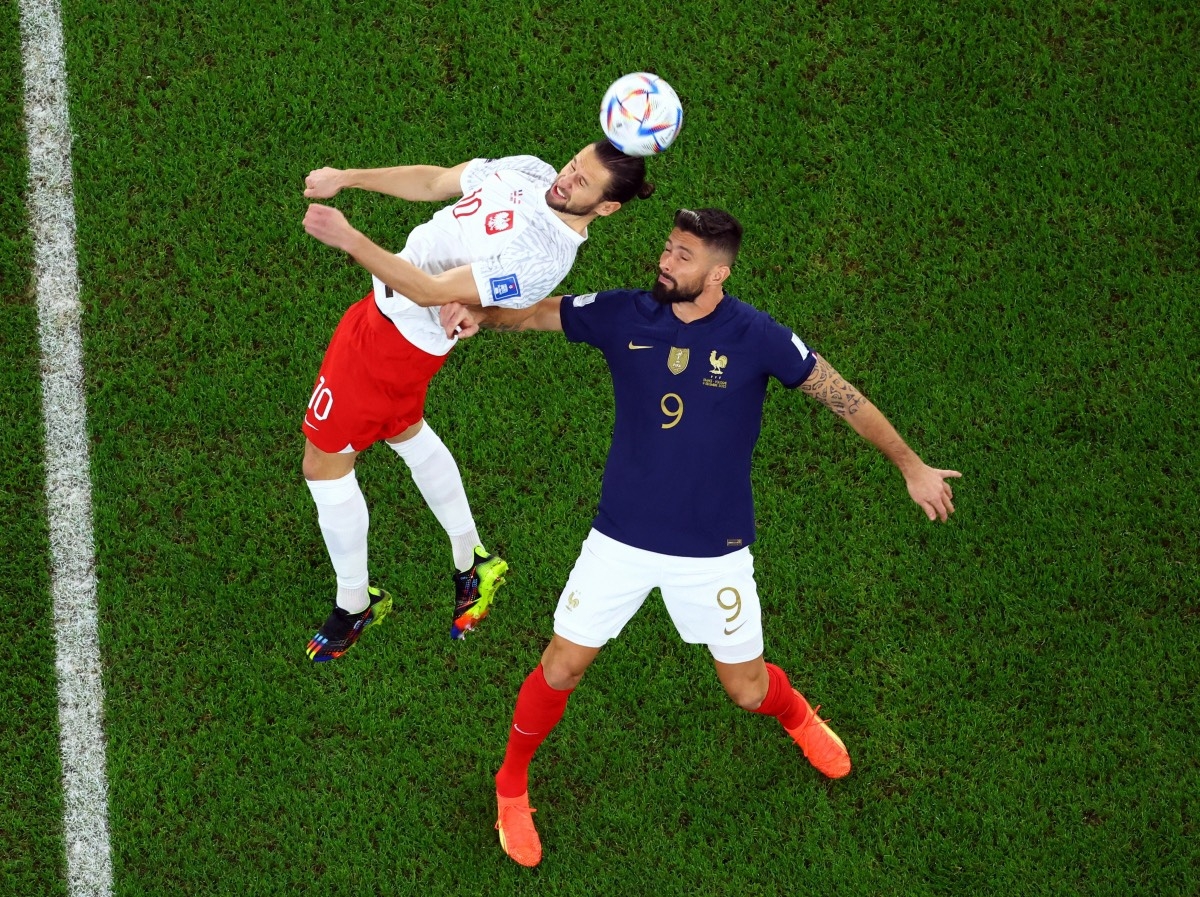 Một pha tranh chấp bóng của Giroud (9- ĐT Pháp)