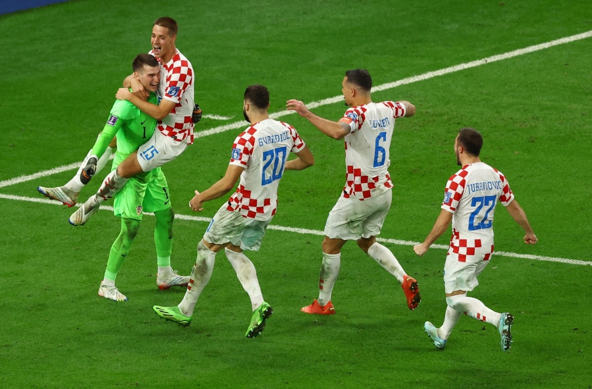 Thủ môn Dominik Livakovic là người hùng cản phá 3 cú sút 11m giúp Croatia vào tứ kết World Cup