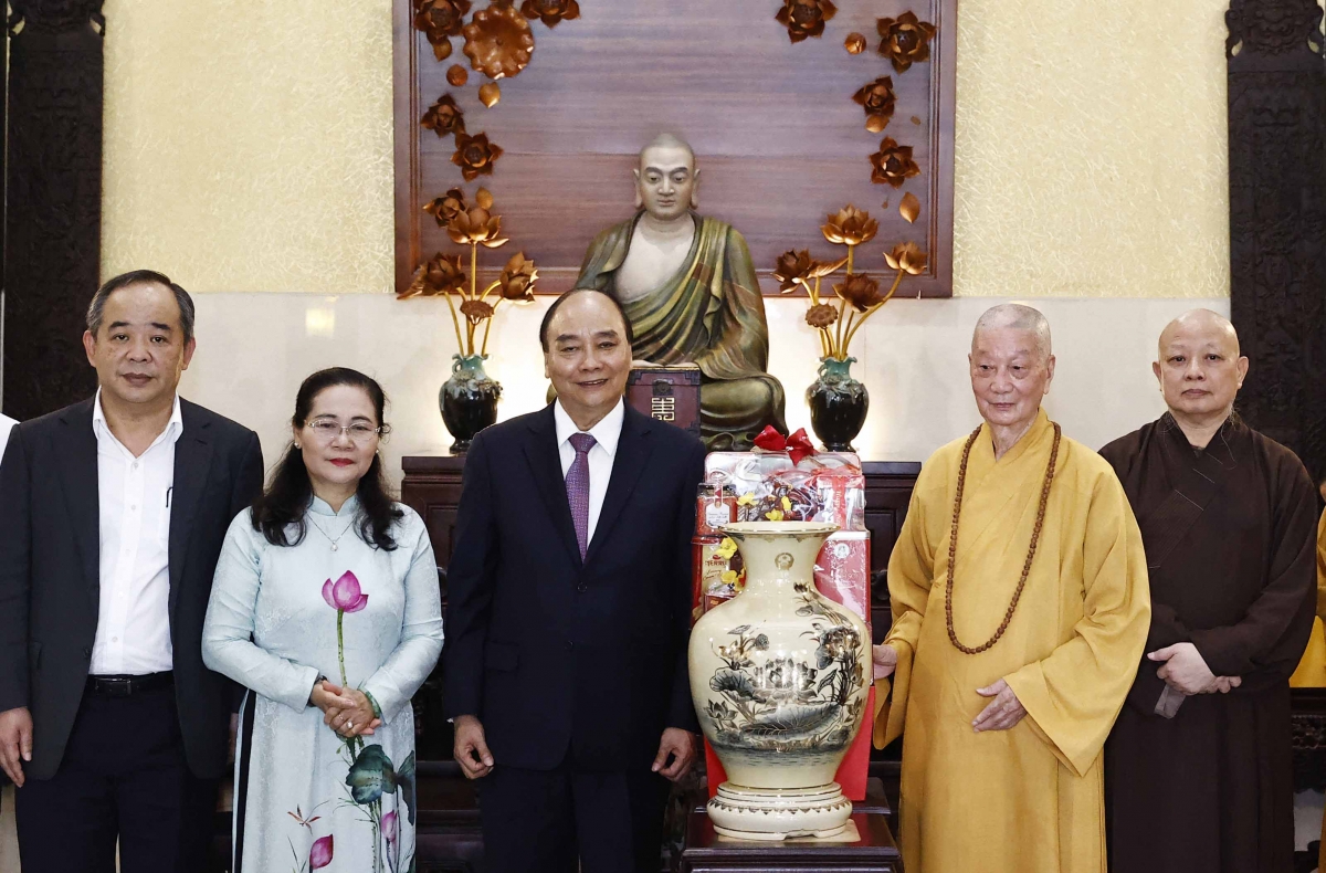 
Pôa Nguyễn Xuân Phúc, kăn xiâm hnê ngăn tơnêi têa pôu, rơkâu Têt Ƀok  pơkuâ xiâm tơdroăng khôp Phop Việt Nam