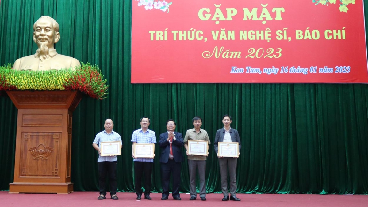 
Ơi Lê Ngọc Tuấn, Khua Jơnum min mơnuih ƀon sang tơring čar Kon Tum jao hră pơpŭ brơi 4 čô pô mă tơlơi pơhing gơnong glông ƀơi tơring čar Kon Tum