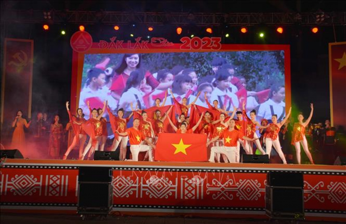 
Ală jơnau đơs crih tam ya geh lơh tàm dơ̆ đơs crih tam ya “Dăk Lăk wă rò sơnam pa” (Ƀăo Dăk Lăk)