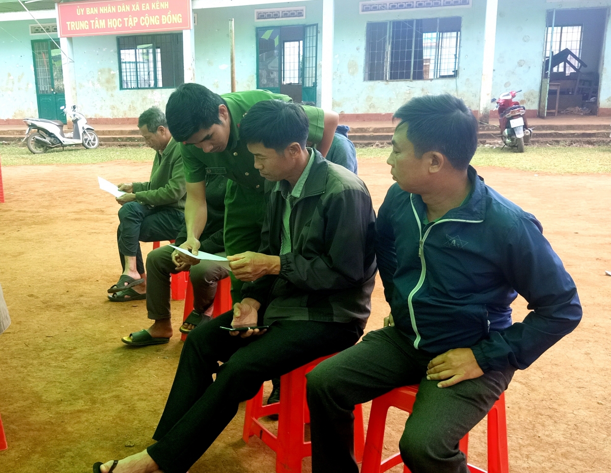 
Kŏng ang xăh tơroi, pơtho kon pơlei iŏk yua kŏng ngê̆ sô̆ lơ̆m tơrĕk hăm jơnŭm pơgơ̆r tơring