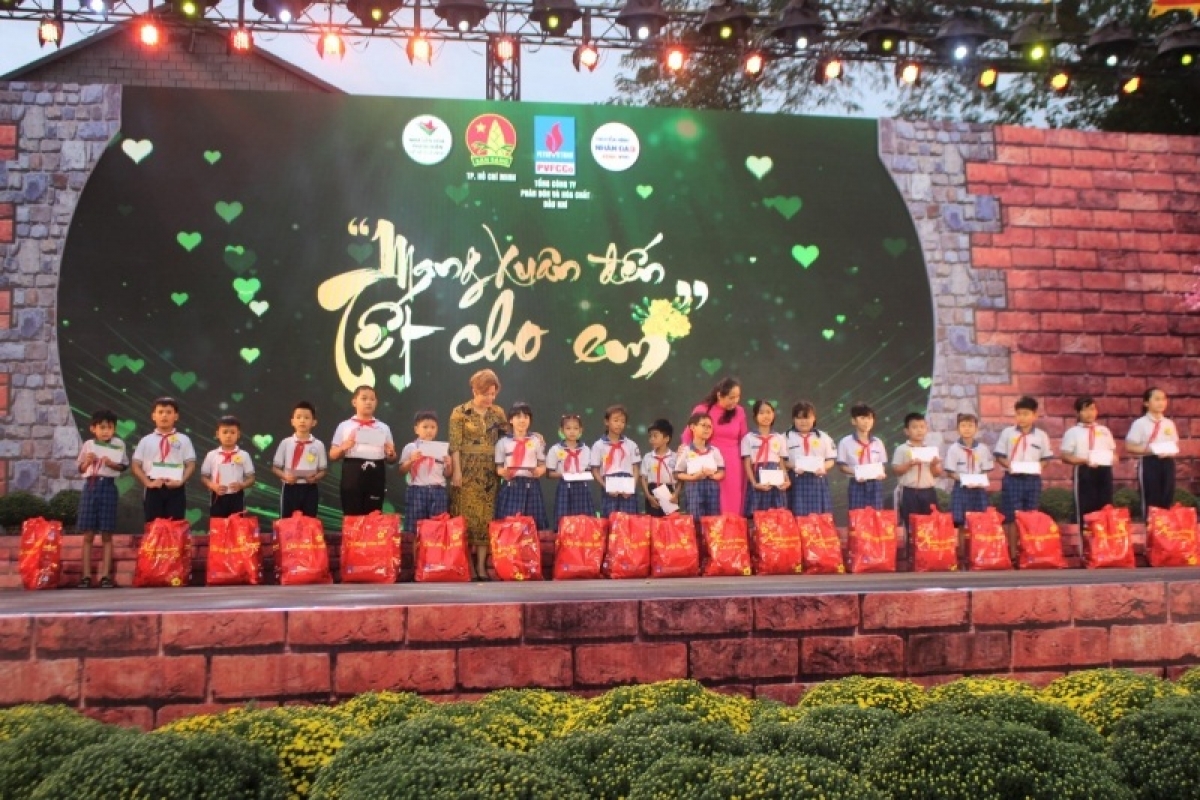 
400 tơpu tơmam đei axong ăn đe hơ-ioh đei tơdrong tơnap tap