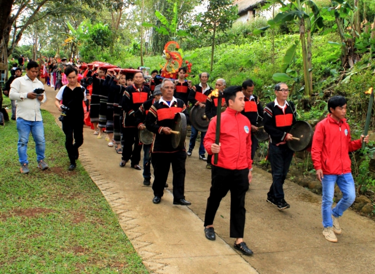 
Lơ kon pơlei păng tơmoi chă tơmang lăng vang truh pơm lêh