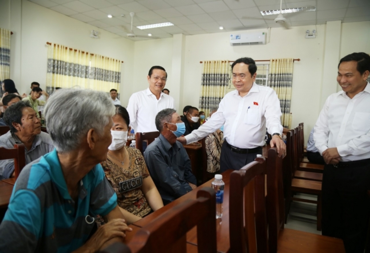 Kơ-iăng khua git gai pơ ala mơnuih ƀôn sang dêh čar ơi Trần Thanh Mẫn pơpŭ têt ƀơi Cần Thơ