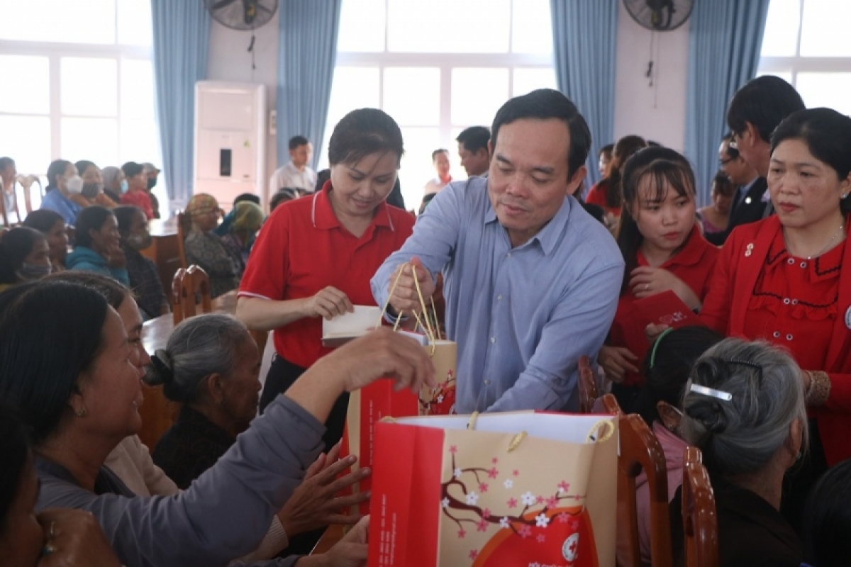 
Pôa Trần Lưu Quang Ngế pro xiâm phŏ hnê ngăn tơnêi têa lăm pôu hbru tơmeăm Tết a Ninh Thuận