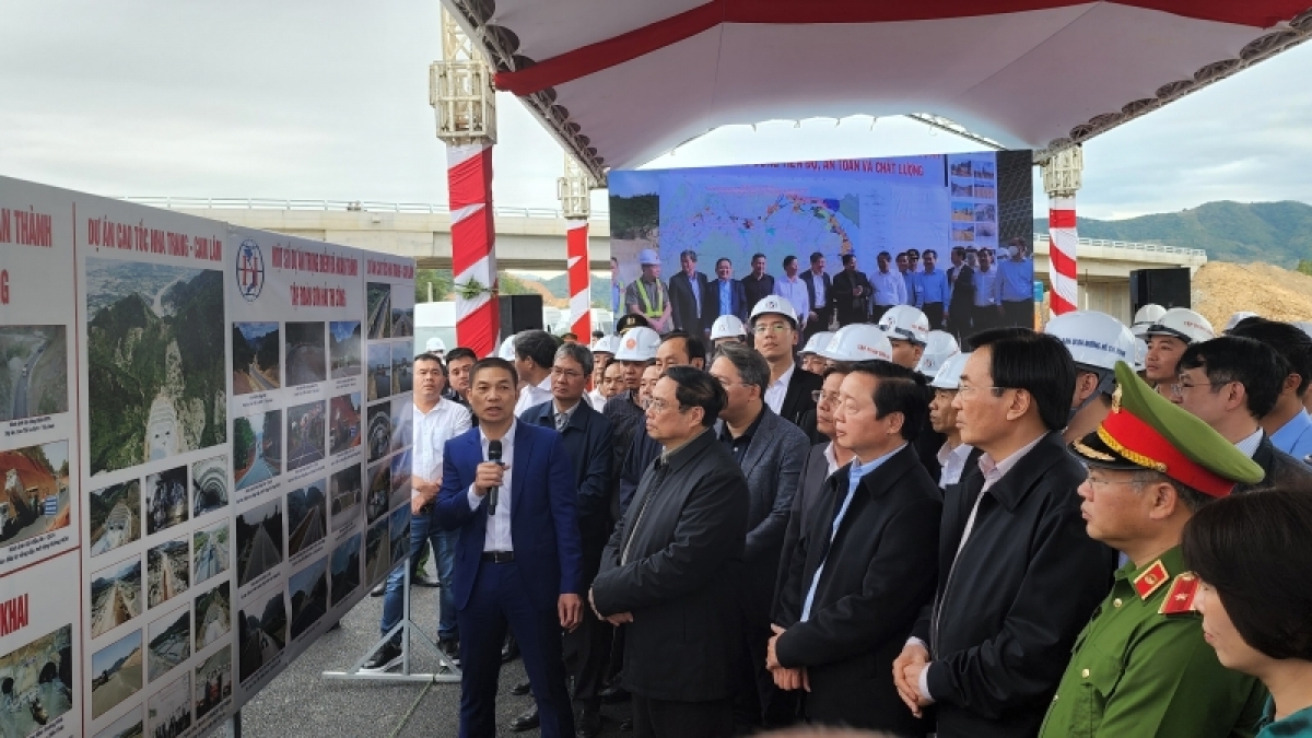 
Thủ tướng Phạm Minh Chính dăr lăng, athei bơ̆ jang ming man mă ‘lơ̆ng