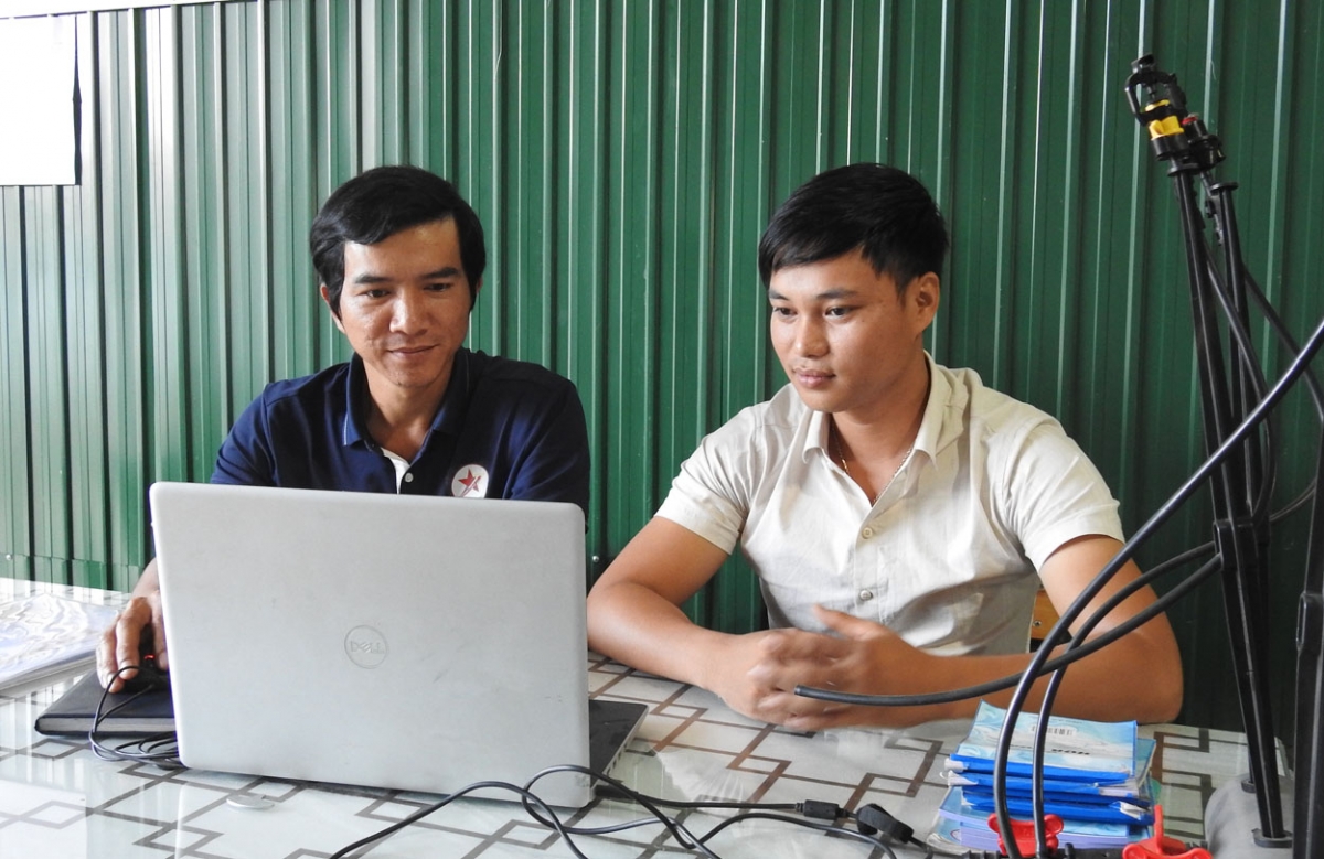 Ayong Tô Linh Bình gah hnuă wai lăng bruă mă ngă hmua pơkra ming mơ̆ng djop ding kơna anom ngă hrom hăng ñu mơ̆ng ataih