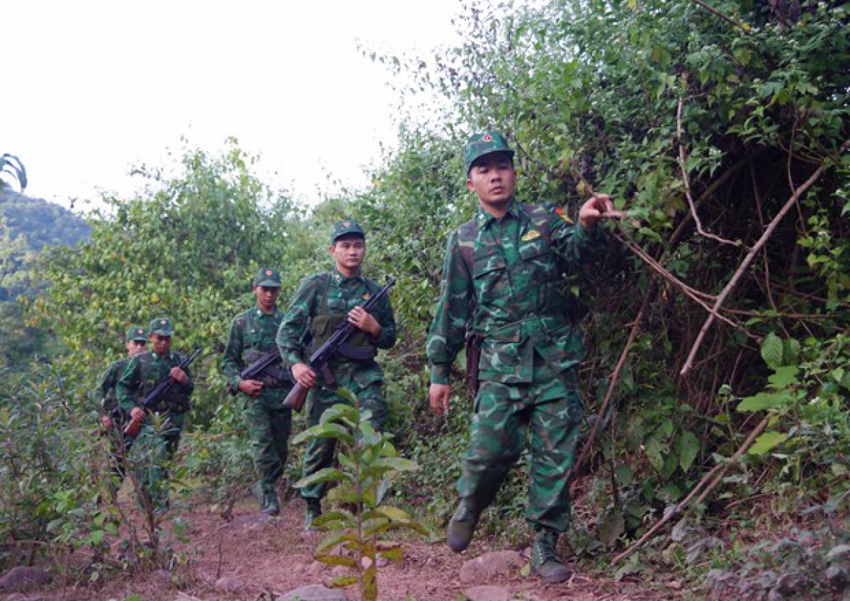 Luôn bám nắm địa bàn, tăng cường công tác tuần tra đường biên, cột mốc, các điểm bản vùng biên nhằm kịp thời nắm và trấn áp các loại tội phạm, đảm bảo cho người dân đón Tết vui tươi, an toàn.