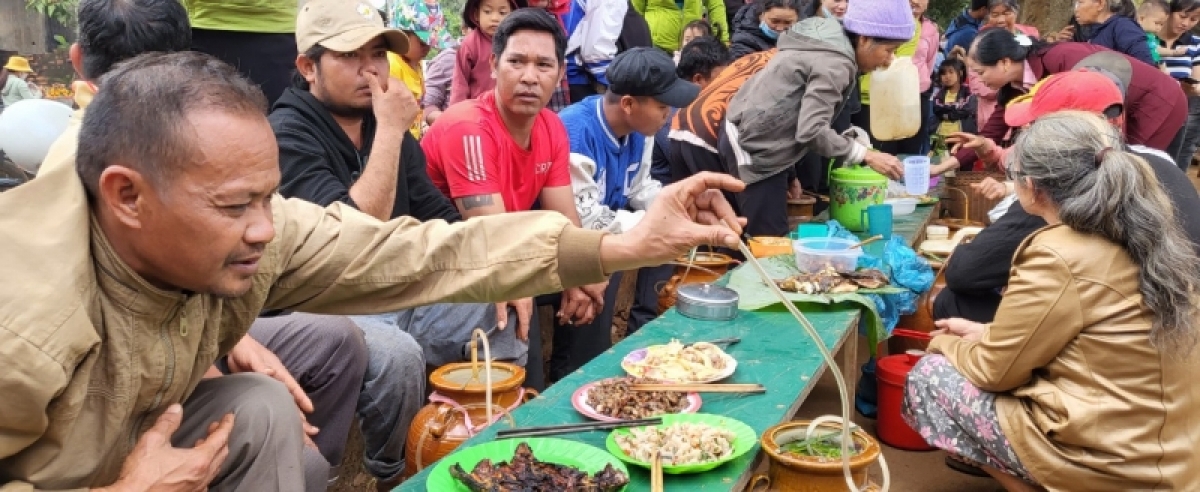 Ală phan sa neh geh làng bol cèng tus hìu chài rơgơi ƀòn nàng bal mờ gơp sàu sa