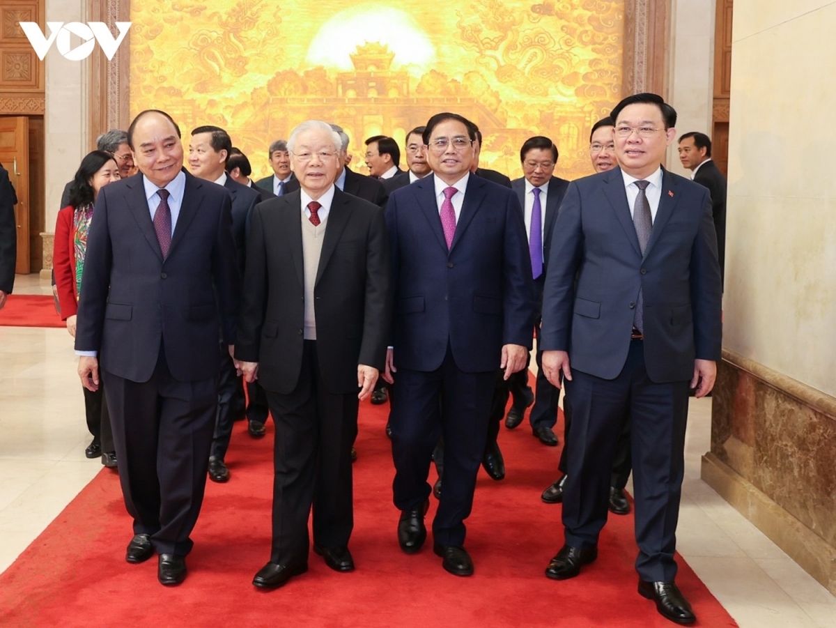 Khua git gai ping gah, ơi Nguyễn Phú Trọng, Khua dêh čar ơi Phạm Minh Chính, Khua mir sir ơi Nguyễn Xuân Phúc, Khua git gai pơ ala mơnuih ƀôn sang ơi Vương Đình Huệ nao jơnum hrom