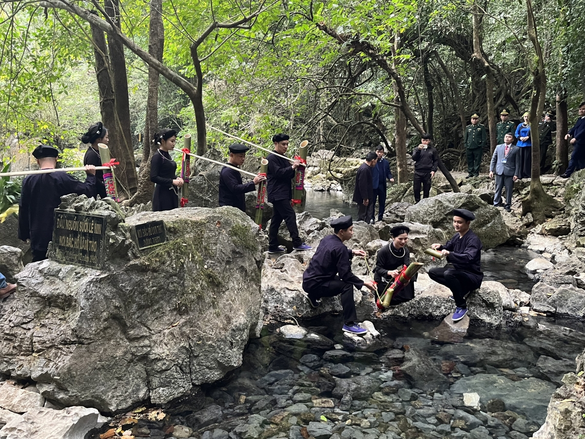 
Mâu droh rơtăm tung pơlê xo têa a kơnhŏng têa krông Lê-nin