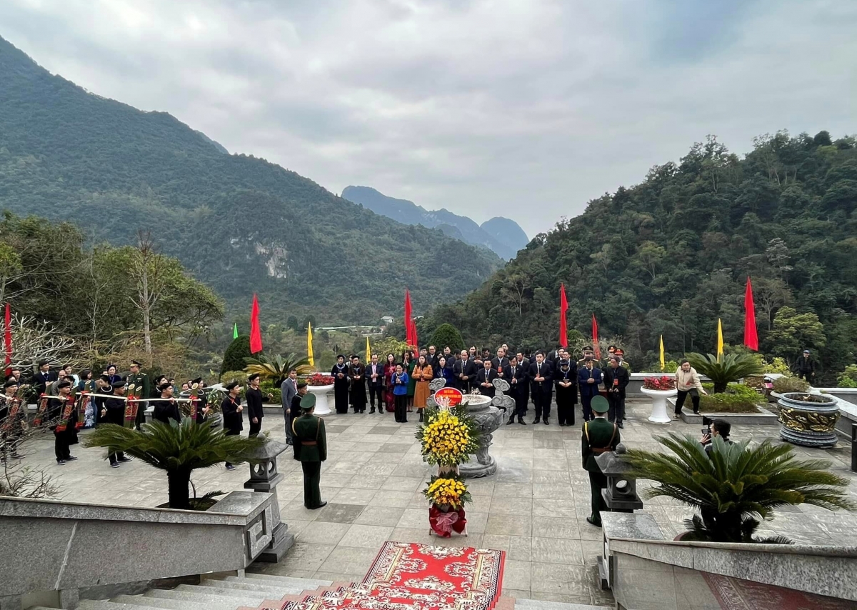 Tŭi ñang, dưm bơnga hăng dưm ia ƀơi pra yang Wa Hồ.