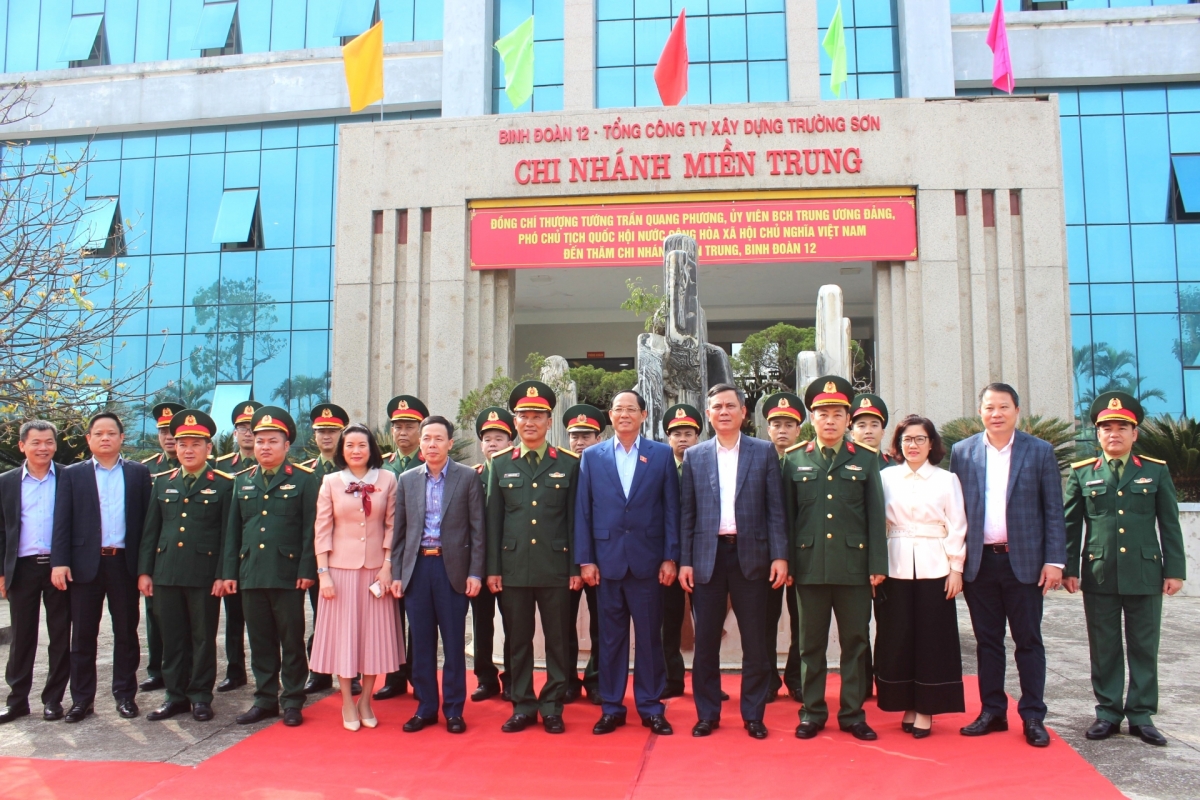 Kơ-iăng khua git gai pơ ala mơnuih ƀôn sang dêh čar ơi Trần Quang Phương čơphil rup djă pioh hrom khua mua ling tơhan Binh đoàn 12 ƀơi kual Tong krah