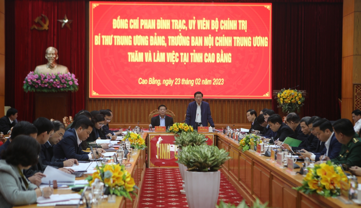 
Kơdră Ban Nội chính Trung ương Phan Đình Trạc bơ̆jang hăm kơdră chĕp kơ̆l dêh char Cao Bằng