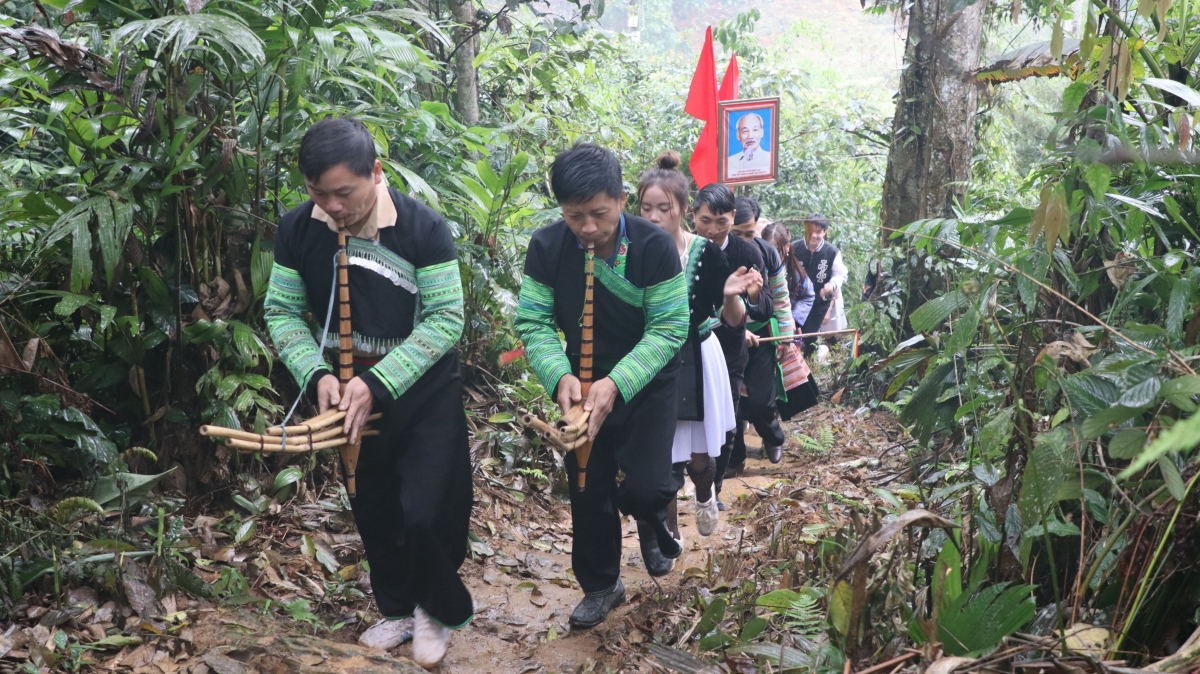 
Minh păh lơ̆m pơgơ̆r kơ̆m yang bri, hrei au hlôi jing Năr lêh têt bri kon pơlei Mông tơ̆ Nà Hẩu