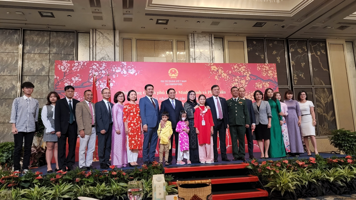 Thủ tướng tìp mat kwang bàng, cau lơh broă Đại sứ quán mờ mpồl cau Việt Nam tàm Singapore