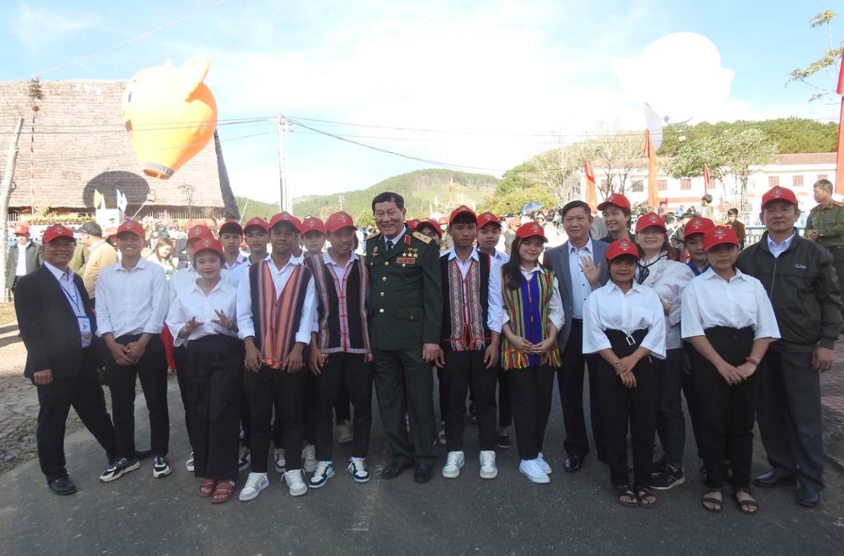 Cau ling khin cha jak chài Phạm Tuân mờ ală kơnòm bơsram kơnhoàl Tu Mrông