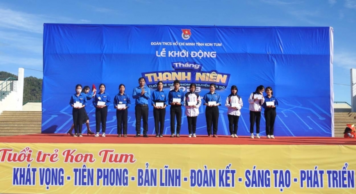 Ƀan Thường vụ Tỉñ đoàn Kon Tum pà priă bơsram ai 10 nă kơnòm bơsram geh rài kis kal  ke tàm ù tiah kơnhoàl Sa Thầy in