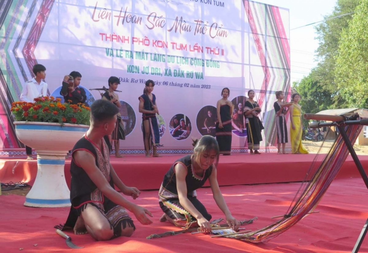 
Mơđah sap ếo pơtâk tĕn dê kuăn ngo Bơhnéa a rôh po leh tơ’noăng