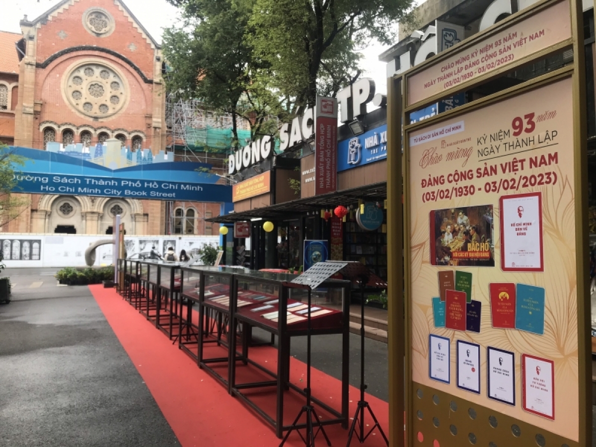 
Ƀôn prong Hồ Chí Minh pơdă prưng hơdrôm hră gru grua Hồ Chí Minh ƀrô tal hơdor glăi 93 thun hrơi akŏ pơjing Ping gah Cộng sản Việt Nam