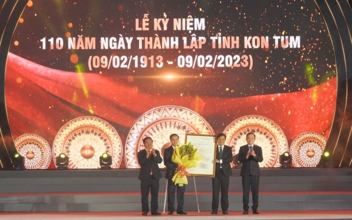 
Kơ-iăng khua dêh čar  ơi Trần Lưu Quang jao hră Khua dêh čar pơsit plơi prong Kon Tum
jing plơi prong mrô II.