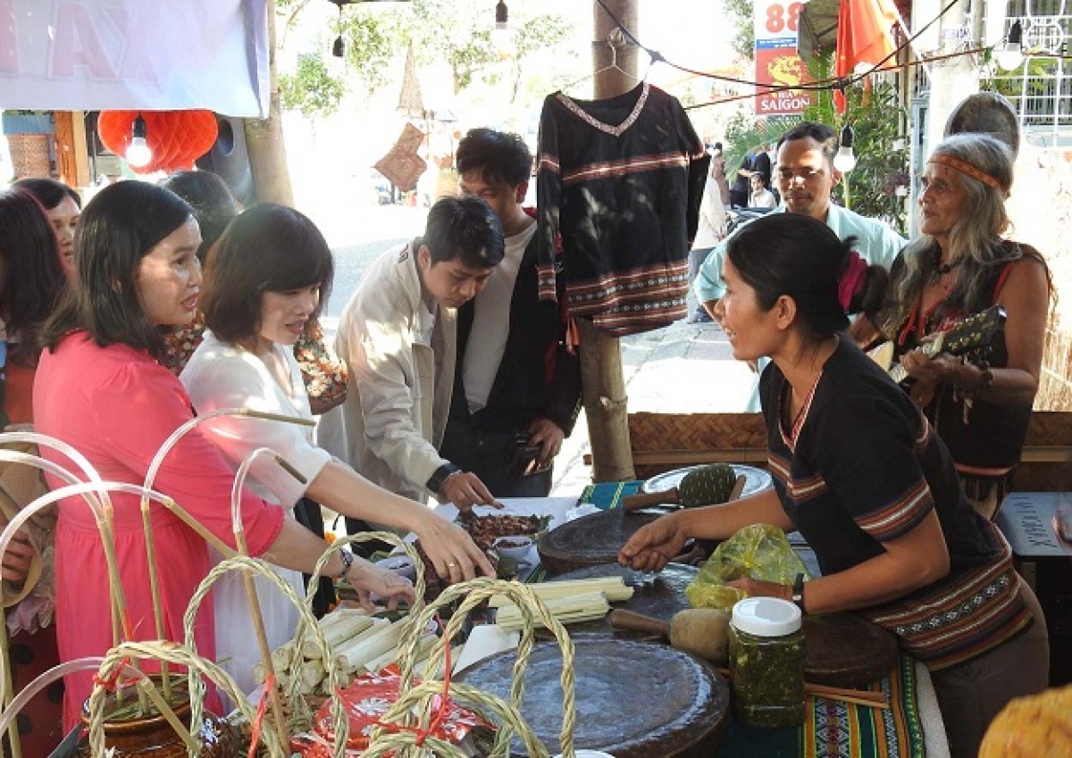 
Kuăn pơlê ƀă tơmối châ kâ mâu kơchâi tiô khôi vâi krâ nah dêi mơngế Bơhnéa