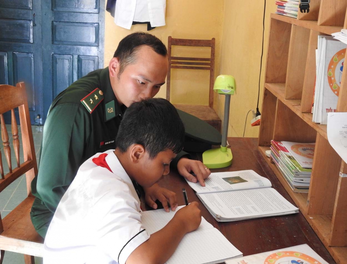 Trung úy Hoàng Như Thanh bơto pơlam sau A Ứng bơsram sră