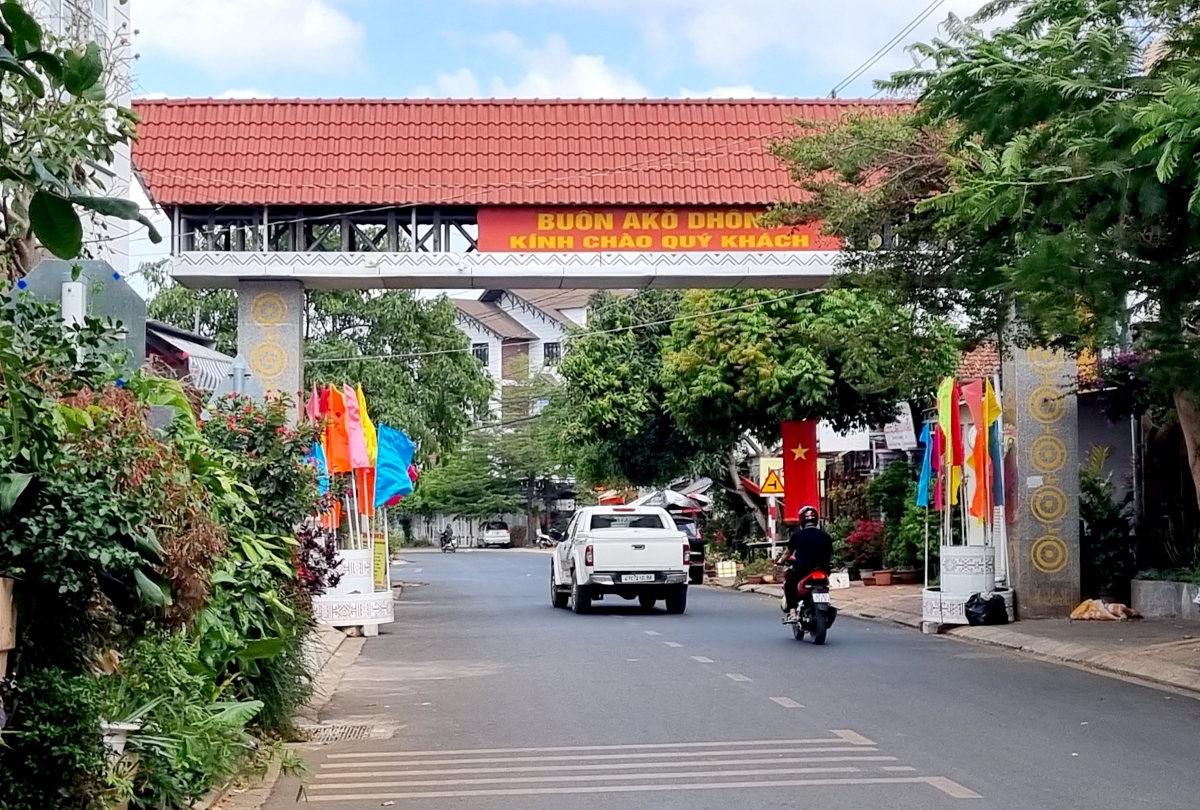 Buôn Ako Dhông dơi uănh lah ƀon lan Êđê ndrŏng ngăn Dak Lak wơt lễ hội