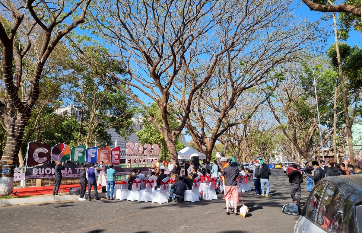 
Nkual ƀon têh ngêt cà phê mô sŏk prăk ta trong Phan Đình Giót (phường Tân Tiến, nkual ƀon têh Buôn Ma Thuột)
 