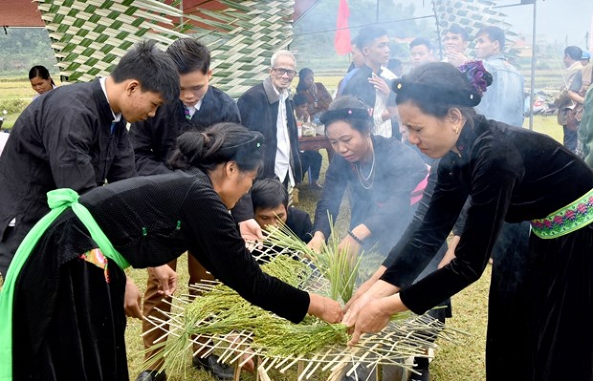 Một bước trong việc làm cốm của đồng bào Tày. (Ảnh: Văn Tý)