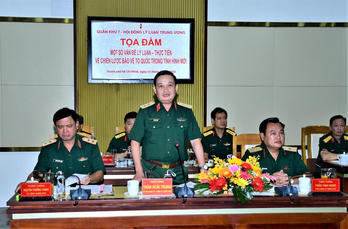 
Trung tướng ồng Trần Hoài Trung, Ƀí thư Đảng ủy, Cíñ ủy Quân khu 7 sền jơnau cih tă pơgồp jơnau đơs tàm dơ̆ cribơyai