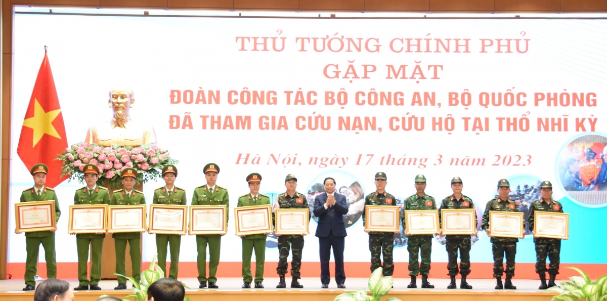 
Thủ tướng pôk pơ ư dôm khul grŭp, rim bơngai năm jang tơgŭm tơ̆ Thổ Nhĩ Kỳ