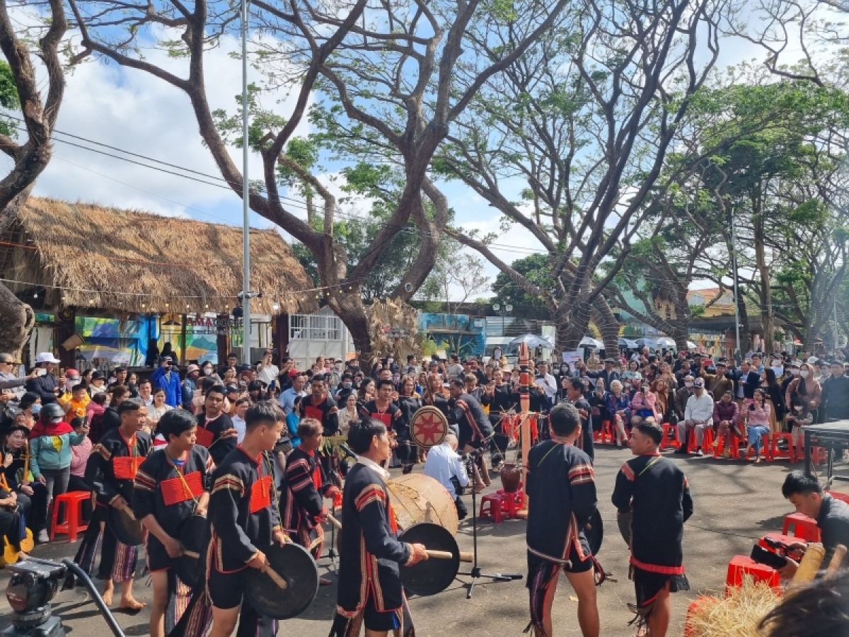 Uă bơta niam chài rơgơi ală jơi bơtiàn kòn cau geh pơgồp bal mờ bơta niam chài kơphe ai geh bơta gơn kơnờm tơnguh bơtàu càr Dăk Lăk in