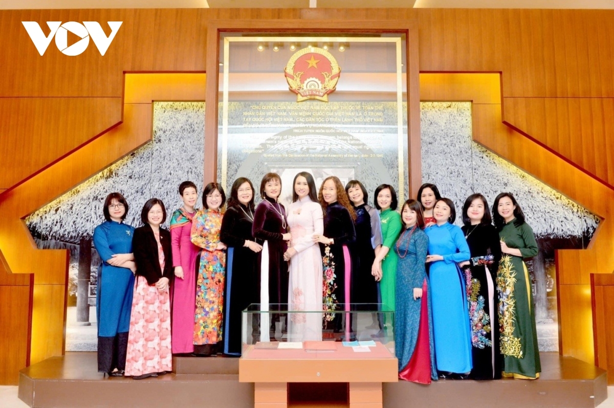 Pân đil viên chức bhrợ  bh’cộ tơợ cấp Phó Trưởng ban năc a têh âng apêê đơn vị coh Đài P’rá Việt Nam khu vực Hà Nội ting pâh “ Apêê t’ngay xập áo dài” c’moo 2023