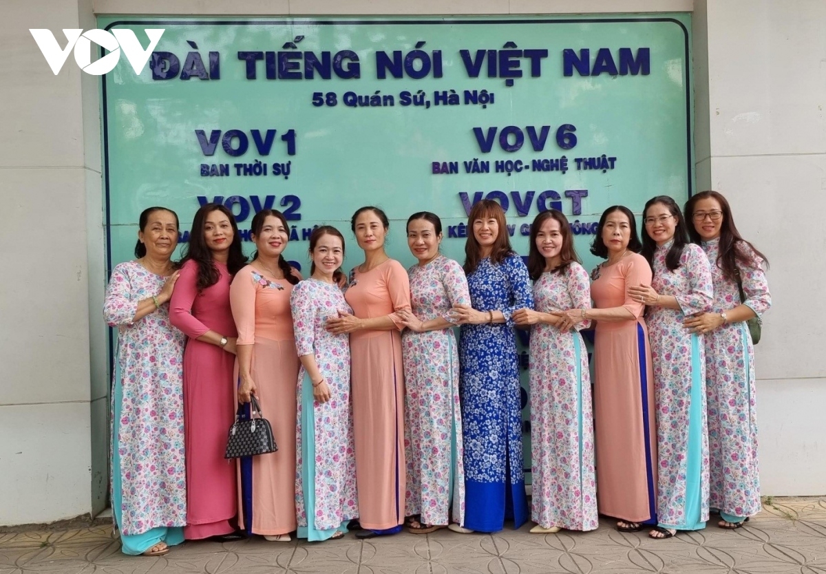 Pân đil viên chức Cơ quan Đài P’rá Việt Nam đhị zr’lụ Đồng bằng Sông Cửu Long ting pâh xập áo dài đhị cơ quan