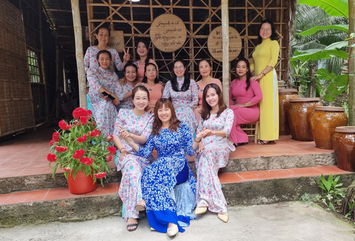 Nữ viên chức VOV Đồng bằng Sông Cửu Long hưởng ứng mặc áo dài tại cơ quan
 