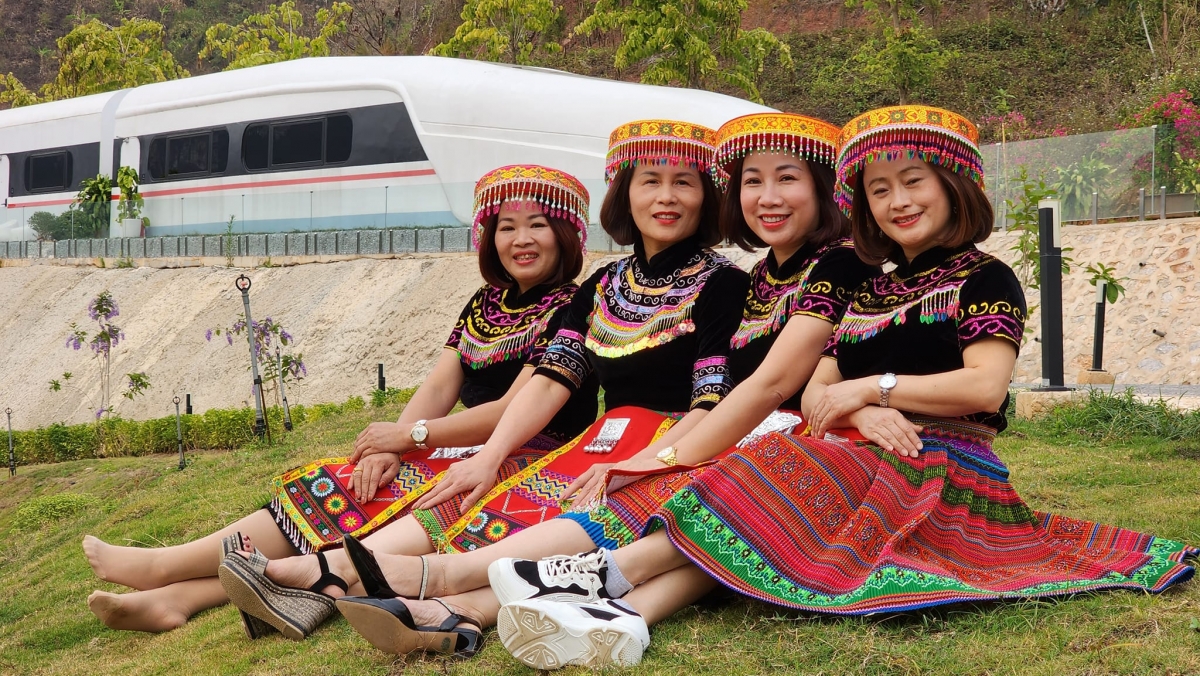 Chị em phụ nữ VOV Tây Bắc rực rỡ trong bộ trang phục dân tộc./.