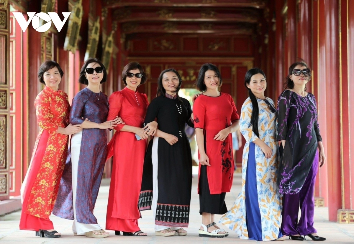 Pân đil viên chức Cơ quan Đài P’rá Việt Nam đhị zr’lụ miền Trung ting pâh bhiệc bhan Apêê t’ngay xập áo dài