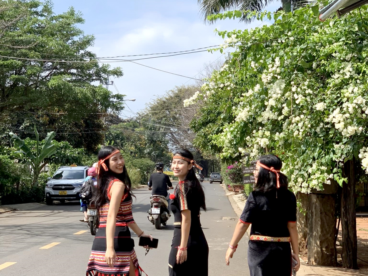 Lơh chờ Kơphê Buôn Ma Thuột dơ̆ 8 do geh uă làng bol Dăk Lăk chờ hờp ngan kơ̆p gơn