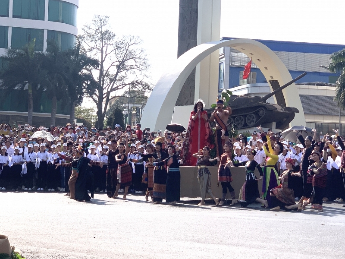 
Tơdroăng kố cho ki tơrŭm pơla tơdrá hơdruê ƀă xuăng ki hơniâp krê dêi mâu khu ngê̆ thuât tung tơnêi têa ƀă a kong têa ê